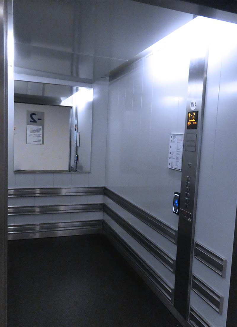 interieur-cabine-ascenseur-centre-hospitalier-universitaire-reunion-riviere-schindler