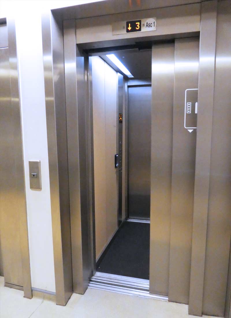 interieur-cabine-ascenseurs-centre-hospitalier-universitaire-reunion-riviere-schindler